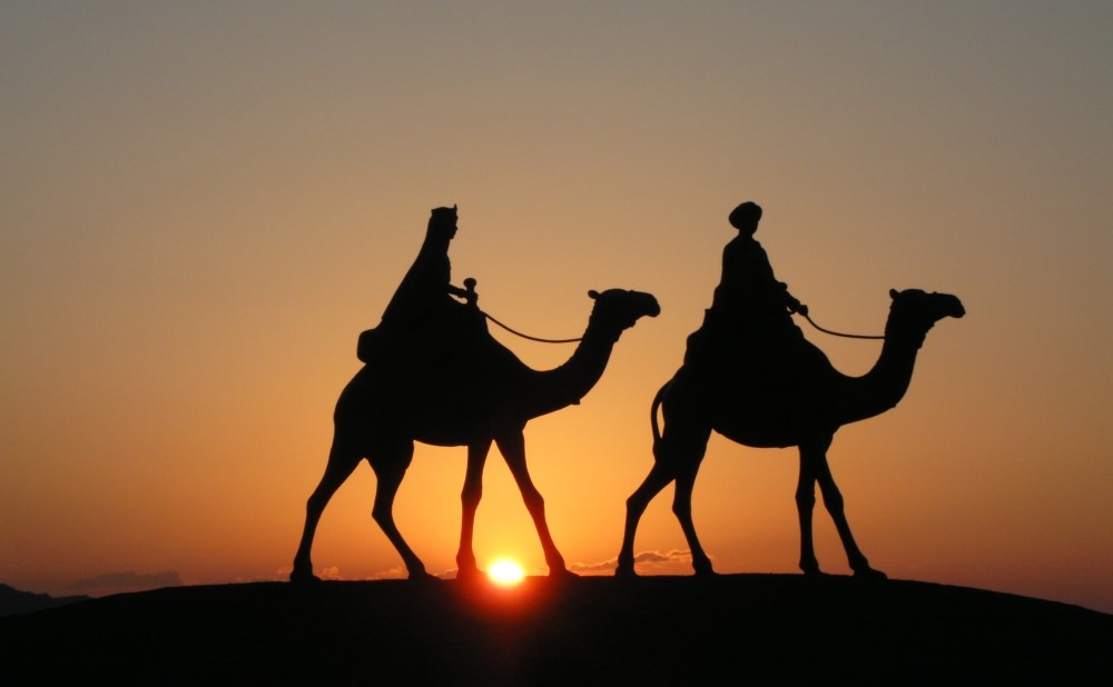 童謡「月の沙漠」のロマンを伝える銅像｜ふるさとLOVERS