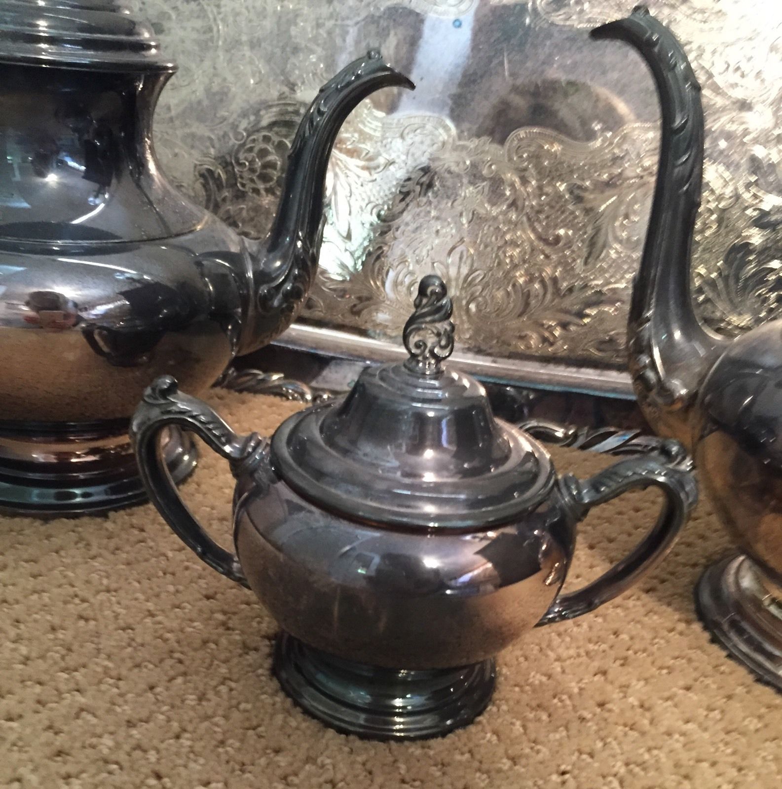 1970年央制作、イラン伝統彫金細工が楽器を奏でる人や花を刻む銀製