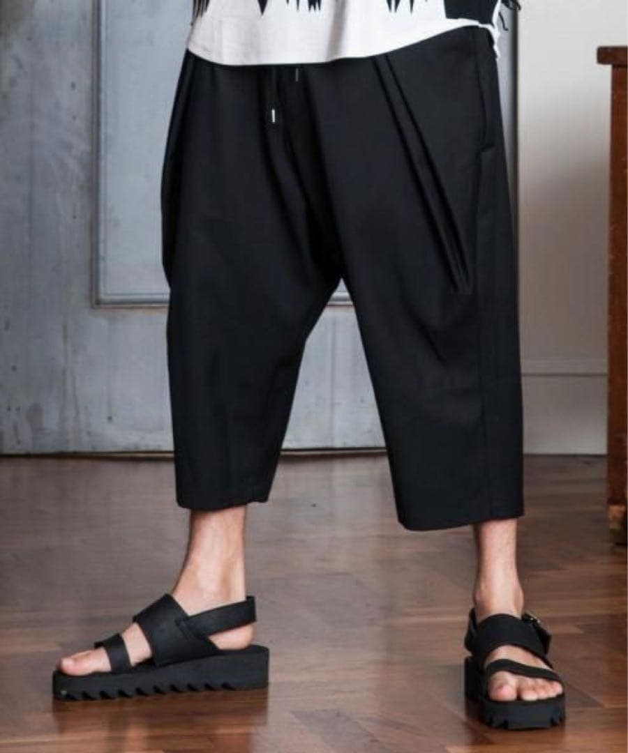 【美品】glamb グラムCropped pants クロップド ブラック glamb（グラム）の「Cropped wide pants / クロップドワイドパンツ