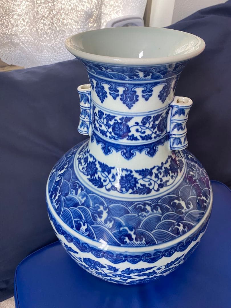 中国大清乾隆年製青花缠枝花紋双耳 尊、高约33.5cm x径22x口径13cm、