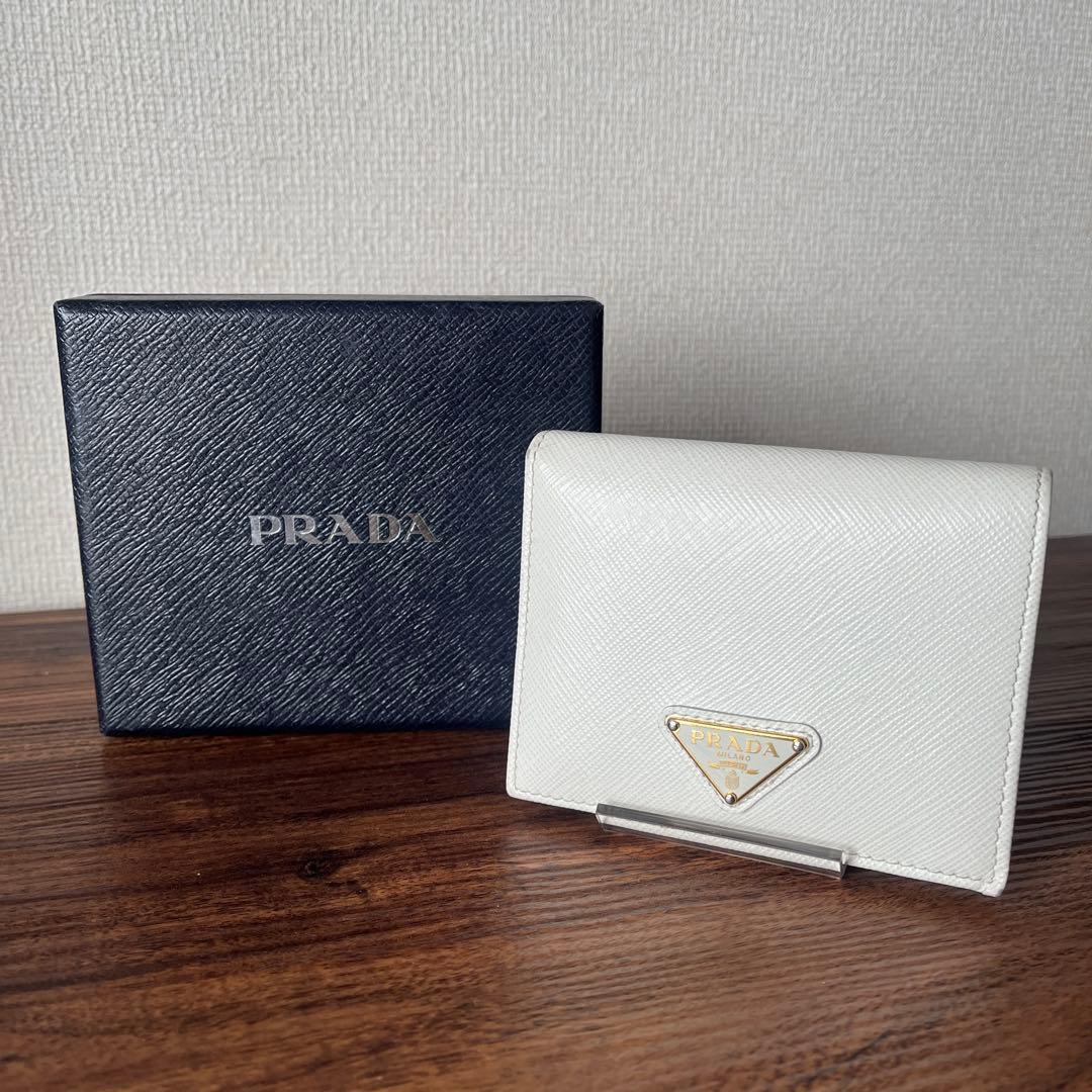 【美品！！】PRADA コンパクトウォレット 1MV021 三角ロゴ ホワイト 美品！！】PRADA コンパクトウォレット 1MV021 三角ロゴ ホワイト